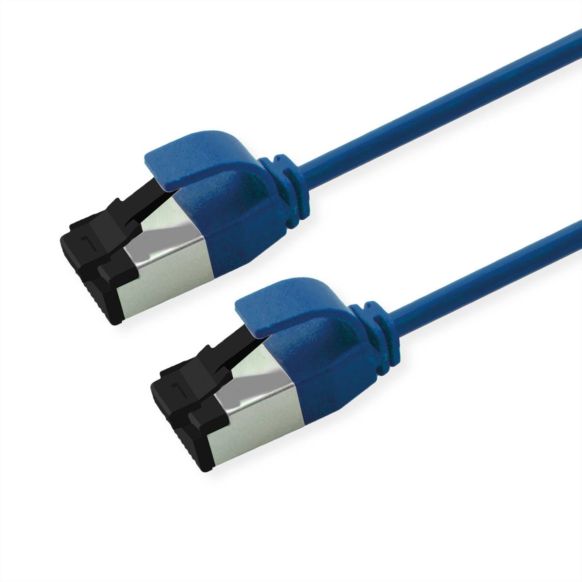 Zwei blaue Ethernet-Kabel mit Metallsteckern, verwendet für Netzwerkverbindungen, vor einem einfarbigen weißen Hintergrund.