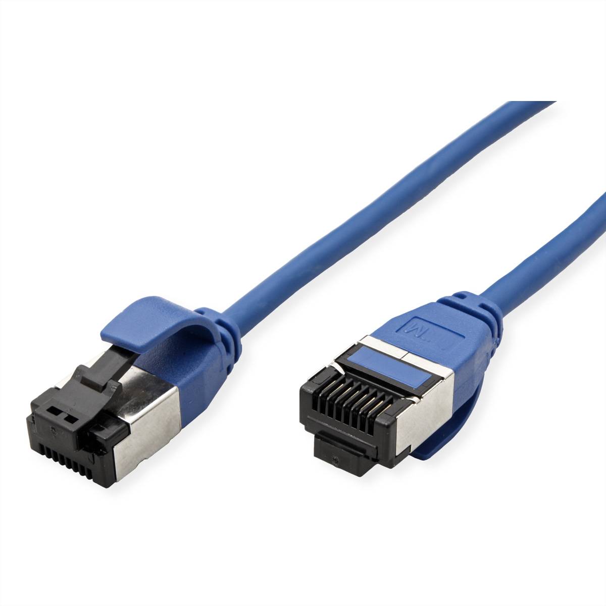 Eine Nahaufnahme eines blauen Ethernet-Kabels mit geschirmten Anschlüssen, das für Netzwerkverbindungen verwendet wird. Das Kabel ist mit freigelegten Anschlüssen dargestellt.