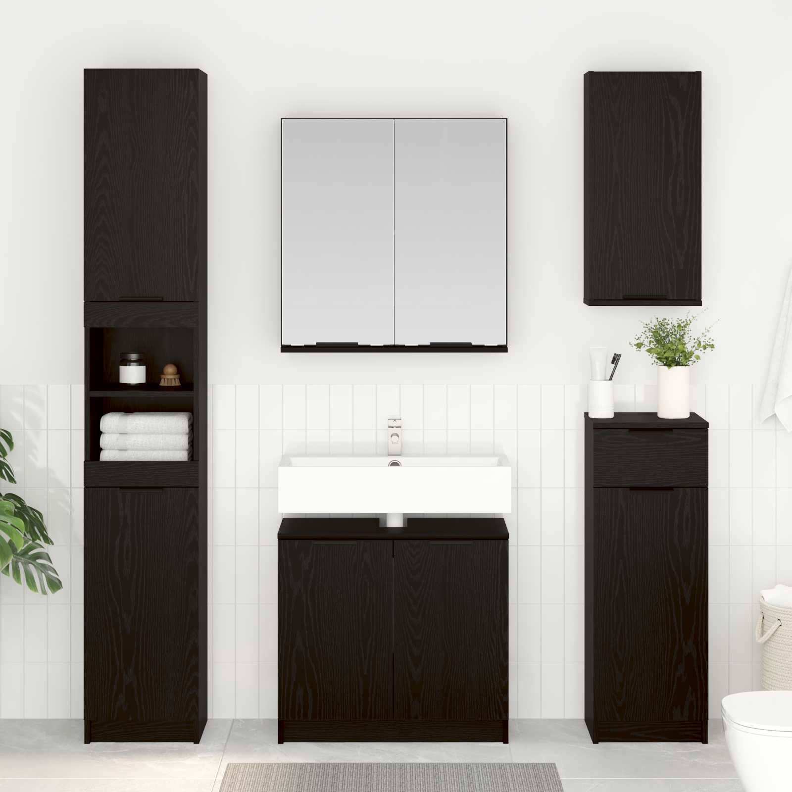 Badezimmer mit einer modernen Waschtischgarnitur. Zentrales Waschbecken mit Spiegel darüber, flankiert von hohen Schränken. Handtuchregale links, Pflanze rechts.
