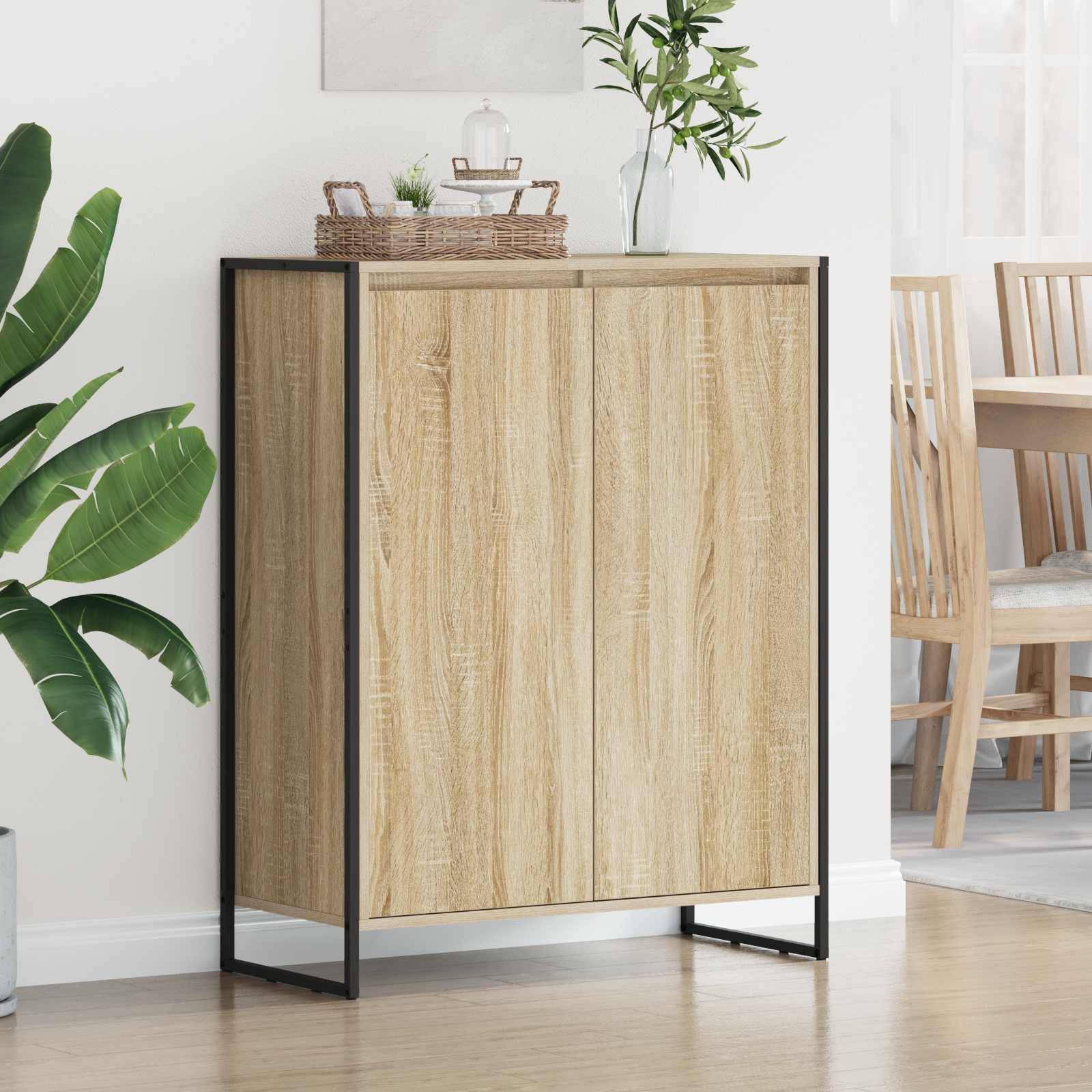 Ein moderner Holzschrank mit Metallrahmen, positioniert in einem hellen Raum mit einer Topfpflanze links und einem Essbereich im Hintergrund.