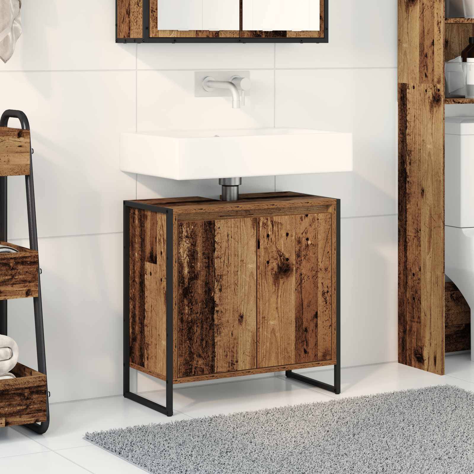 Modernes Badezimmer mit einem weißen Waschbecken, eingesetzt in einer rustikalen Holzwaschtisch, passendem Holzschrank und grauem Teppich. Weiße Fliesen und minimalistische Dekoration.