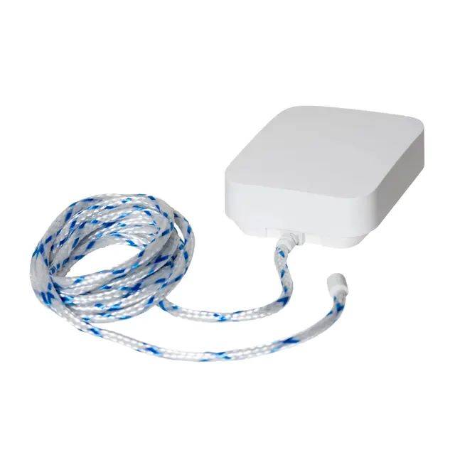 Weißes quadratisches Gerät mit geflochtenem blau-weißem Kabel, das daneben aufgerollt ist und ein offenes Ende zeigt, dargestellt auf weißem Hintergrund.