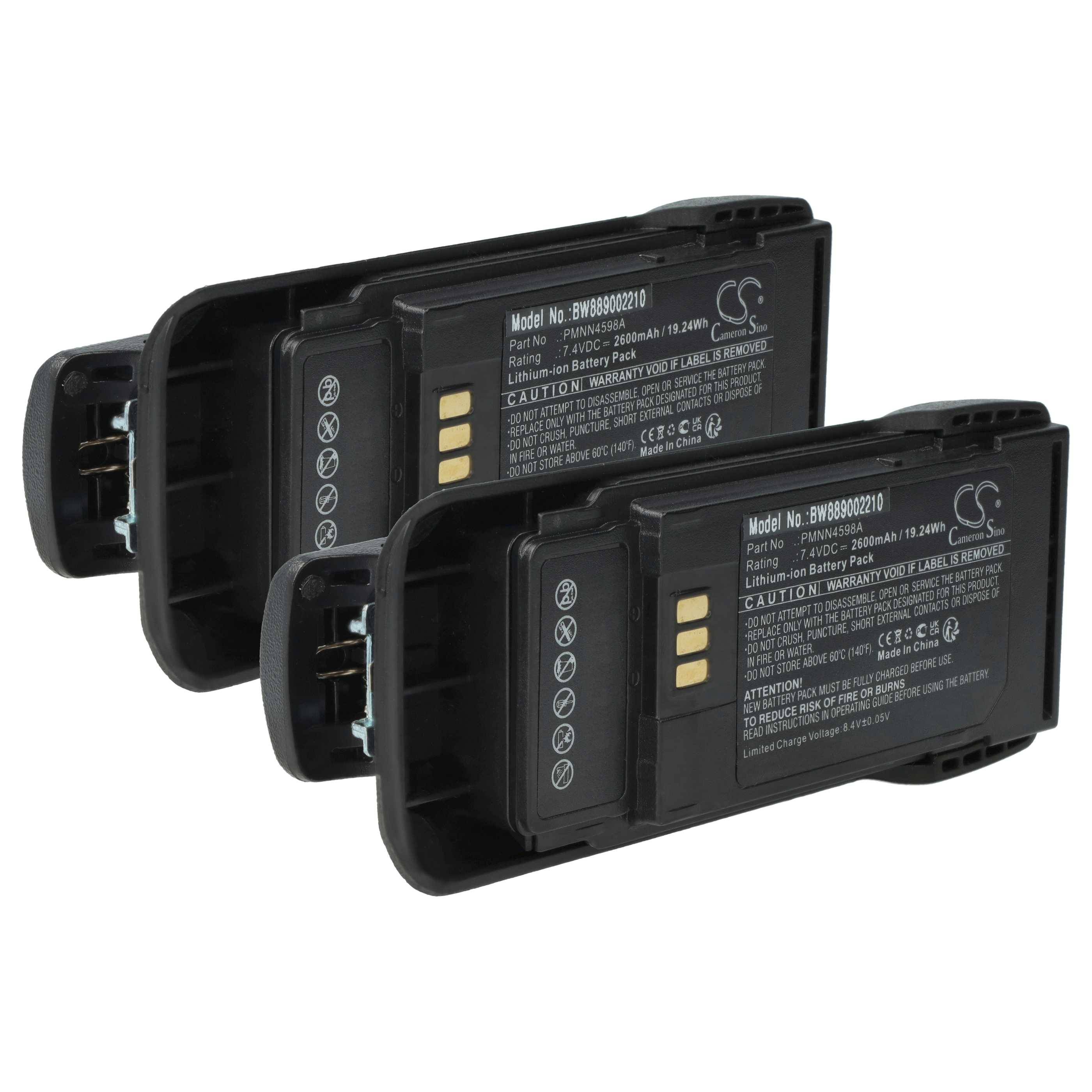 Zwei schwarze wiederaufladbare Akkupacks mit Etiketten, auf denen Modellnummern und Warnhinweise zu sehen sind, nebeneinander platziert.