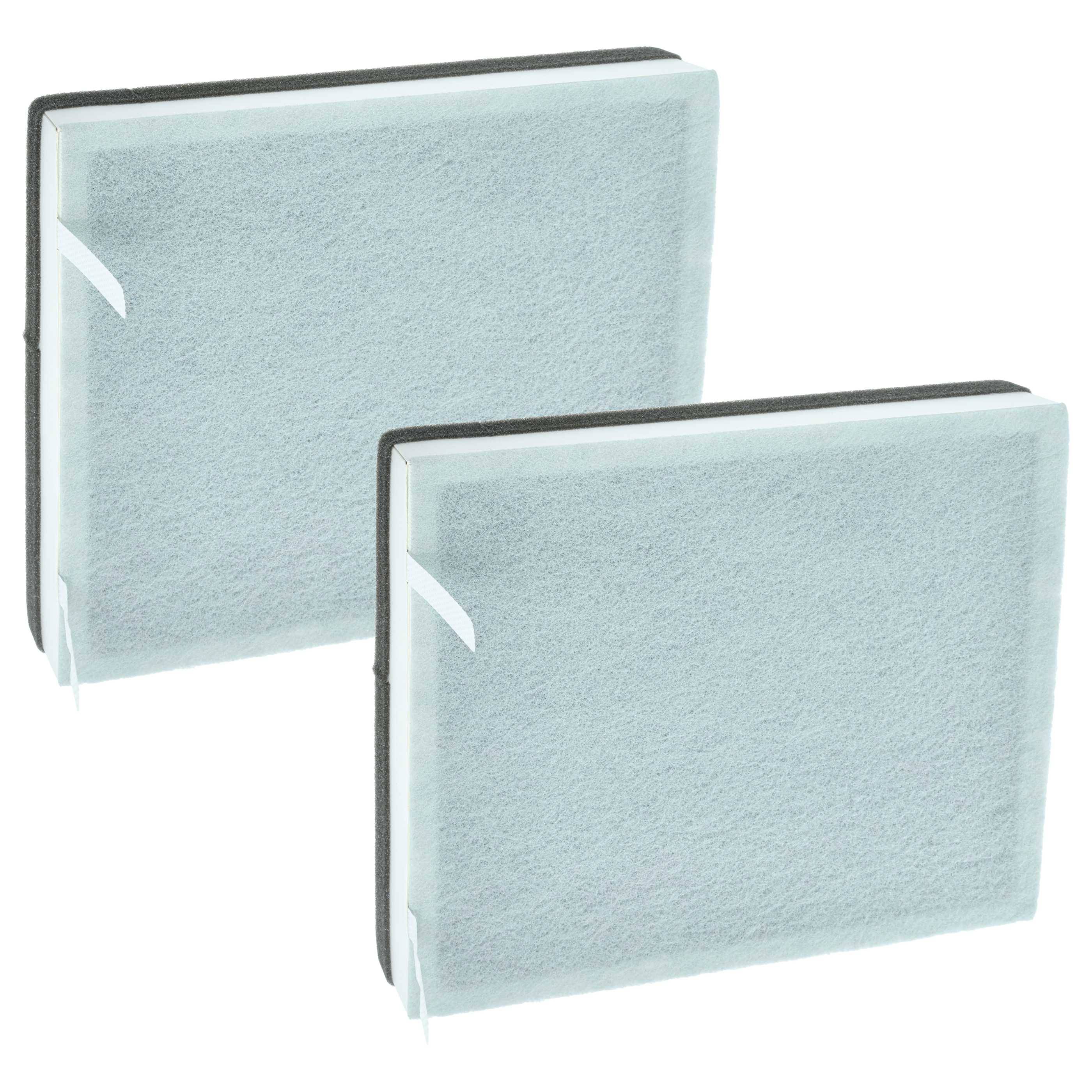 Zwei rechteckige Luftfilter mit hellgrauen Oberflächen und weißen Kanten, die sich leicht überlappen und vor einem einfarbigen weißen Hintergrund dargestellt sind.