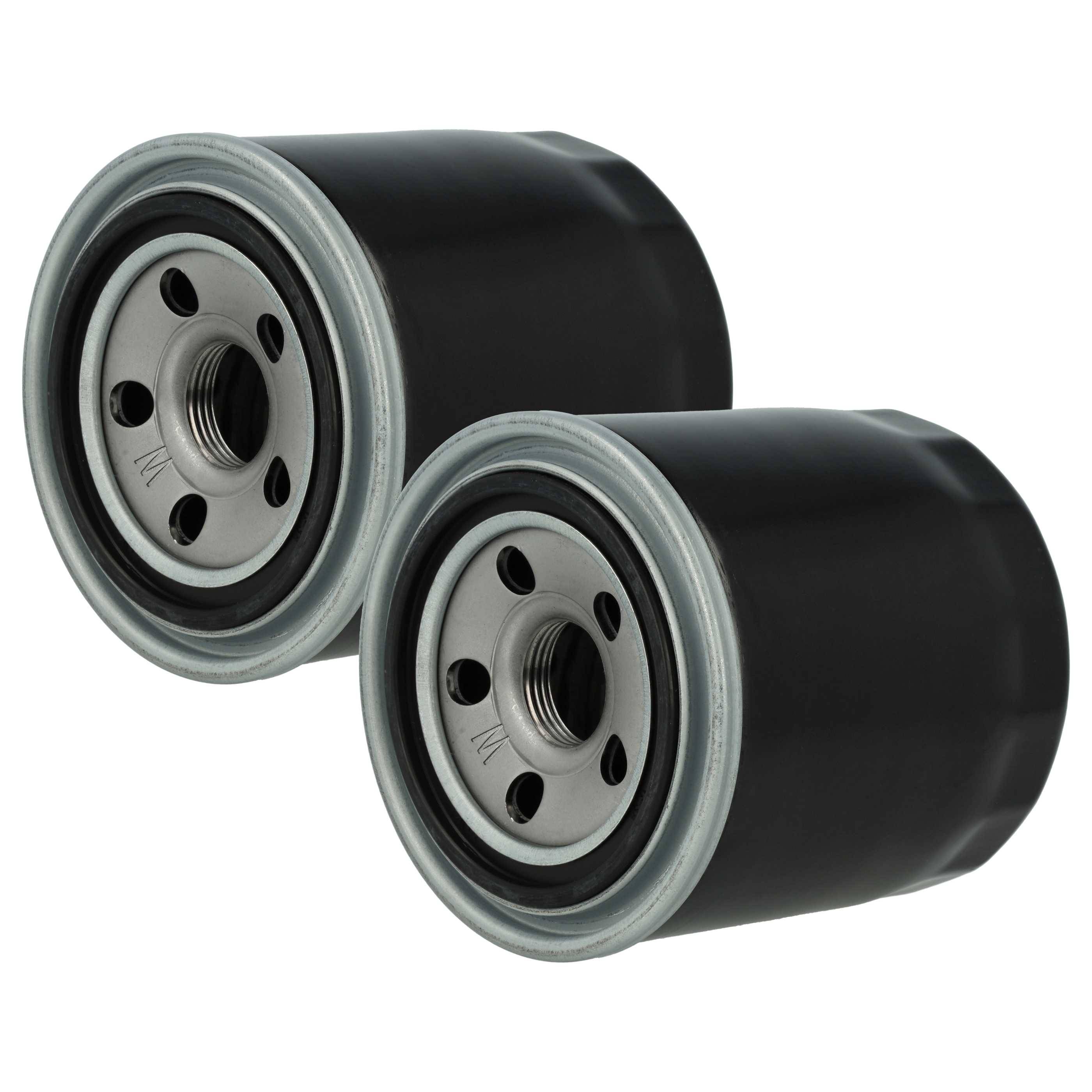 Zwei schwarze Ölfilter für Kraftfahrzeuge mit Metalloberteilen, die jeweils drei Löcher aufweisen, sind nebeneinander vor einem weißen Hintergrund platziert.