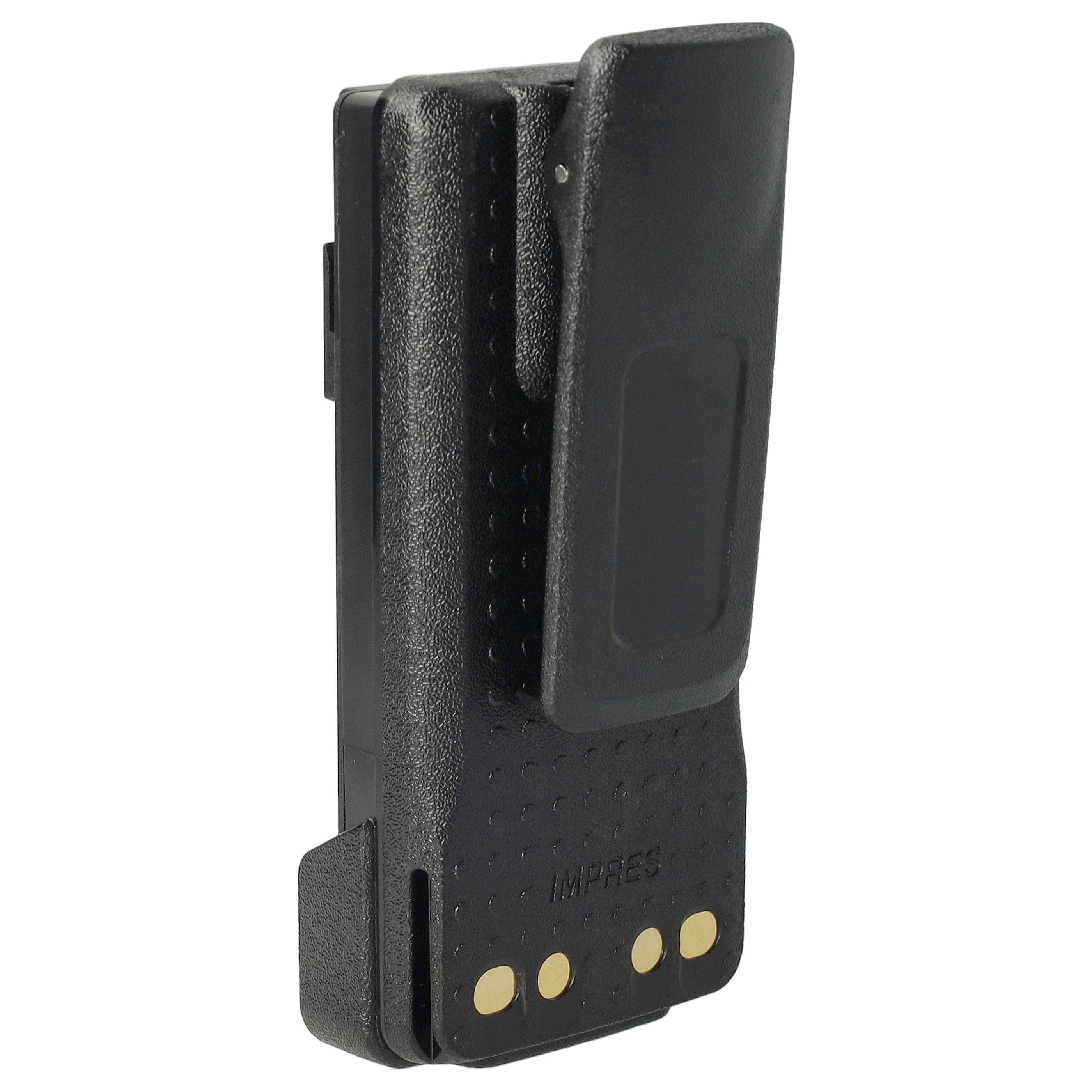 Eine schwarze, tragbare Funkbatterie mit angebrachter Gürtelklemme und drei goldenen Kontaktpunkten an der Unterseite.