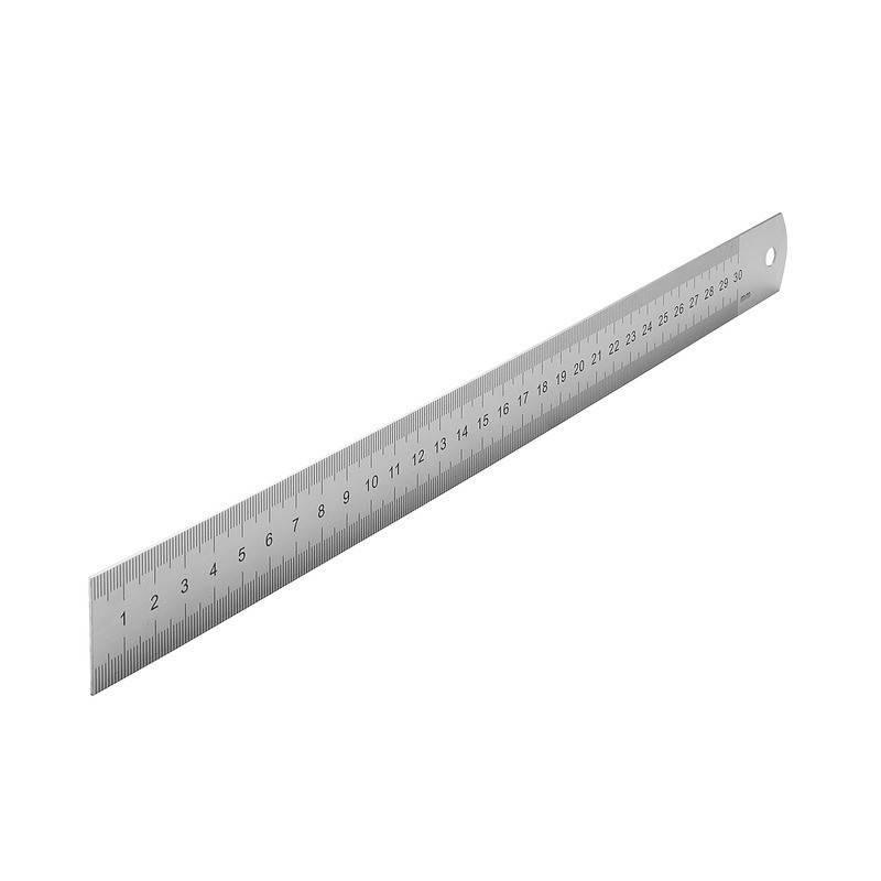 Ein Metallmaßstab, der Messungen in Zentimetern und Millimetern von 0 bis 30 cm anzeigt und diagonal vor einem weißen Hintergrund positioniert ist.
