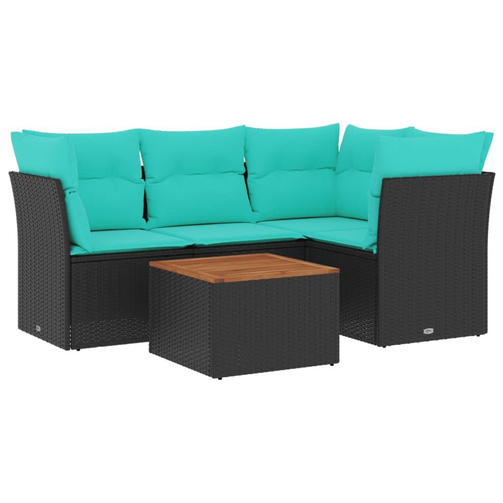 Ein Lounge-Set aus Geflecht für den Außenbereich mit türkisfarbenen Kissen und einem quadratischen Couchtisch aus Geflecht mit einer Holzplatte, vor einem weißen Hintergrund.