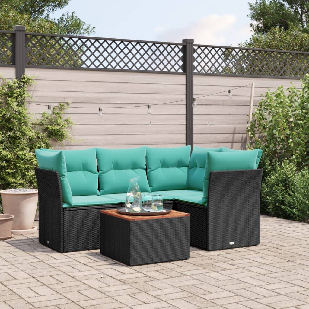 Outdoor-Loungemöbel mit türkisfarbenen Kissen, bestehend aus einer Eckcouch und einem Couchtisch mit Getränken, aufgestellt auf einer gefliesten Terrasse.