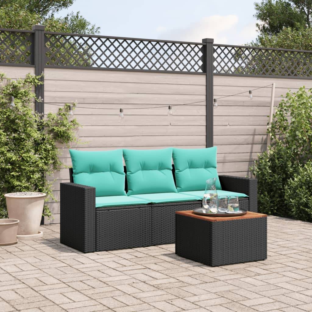 Szene einer Terrasse im Freien mit einem Rattansofa, ausgestattet mit türkisfarbenen Kissen, einem passenden Couchtisch mit Gläsern und einem Zaun aus hellem Holz.