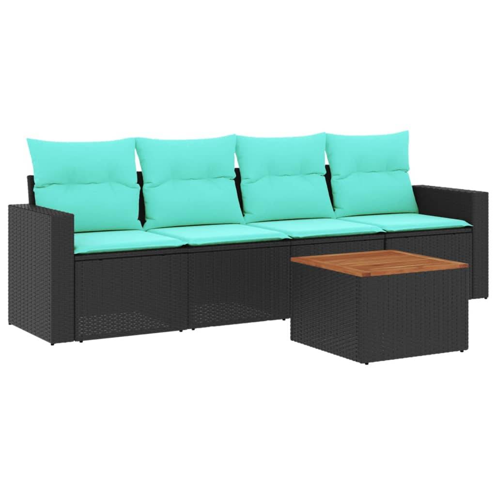 Outdoor-Sitzgruppe mit einem schwarzen Rattan-Sofa, ausgestattet mit leuchtend aquablauen Kissen, ergänzt durch einen passenden quadratischen Couchtisch mit Holzplatte.