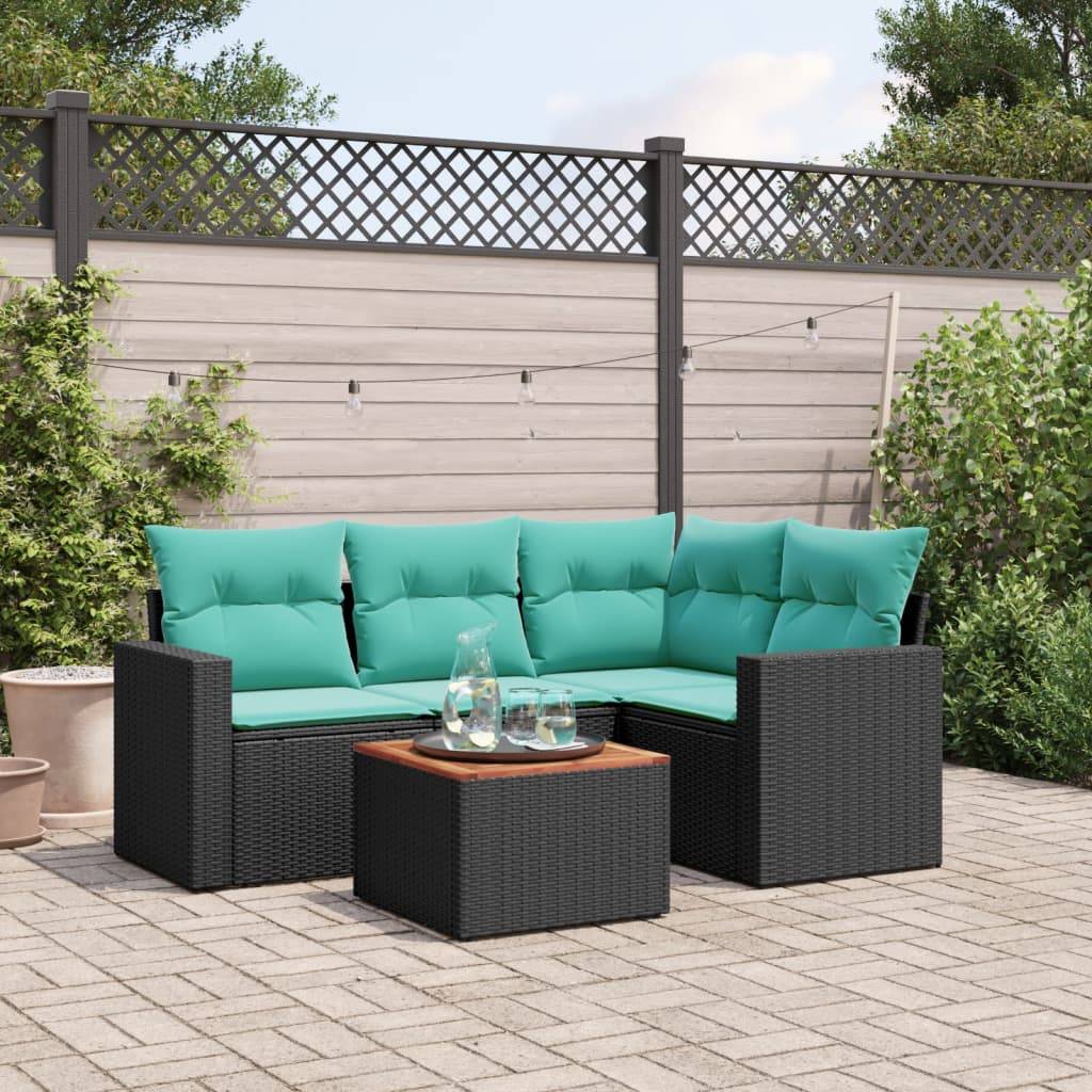 Eine Terrasse mit einem Rattansofa in Sektionsform und türkisfarbenen Kissen. In der Mitte steht ein passendes quadratisches Tisch mit Getränken. Im Hintergrund eine Holzzaunanlage und Pflanzen.