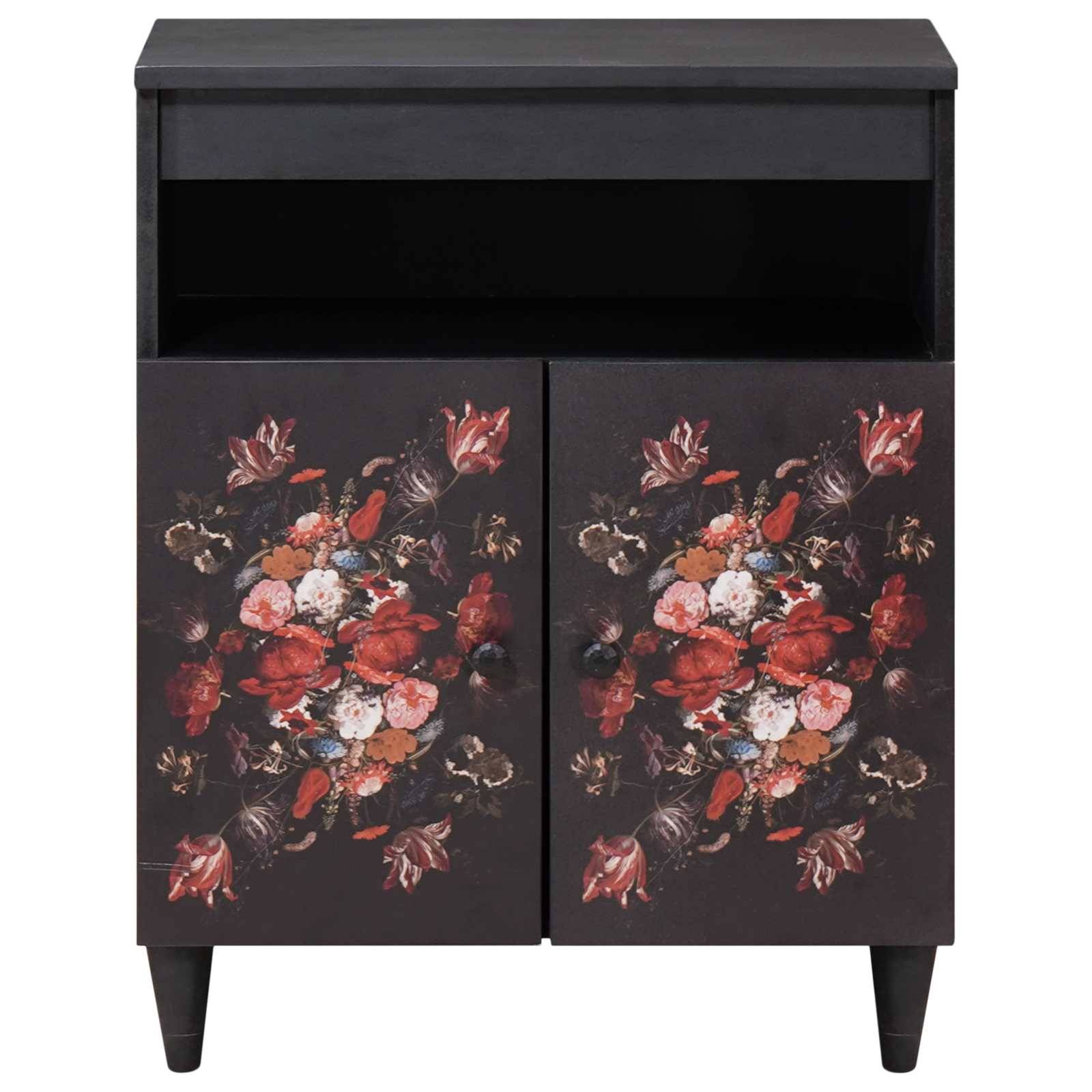 Ein kleiner schwarzer Schrank ohne Griff, der mit Blumendesigns an seinen Türen verziert ist und rote und weiße Blumen in einem symmetrischen Muster kombiniert.