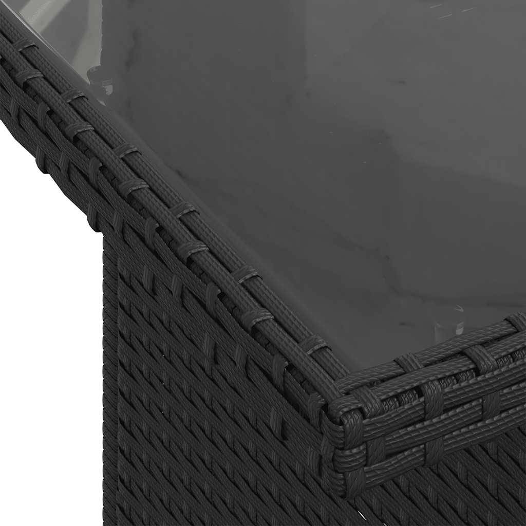 Nahaufnahme der Ecke eines Gartenmöbeltisches aus Geflecht mit Glasplatte. Die Webart und Textur des Materials sind deutlich sichtbar.
