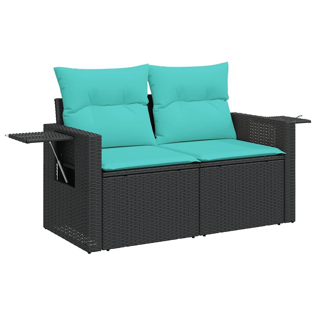 Outdoor-Loveseat mit türkisfarbenen Kissen, dunklem Geflecht-Rahmen und integrierten Beistelltischen an beiden Enden.