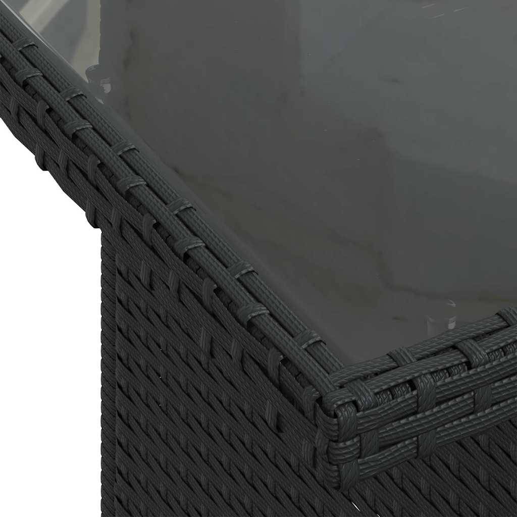 Detailaufnahme einer Ecke eines schwarzen Rattantisches für den Außenbereich mit Glasplatte, die die Feinheit der Verflechtung und die glatte, reflektierende Oberfläche zeigt.