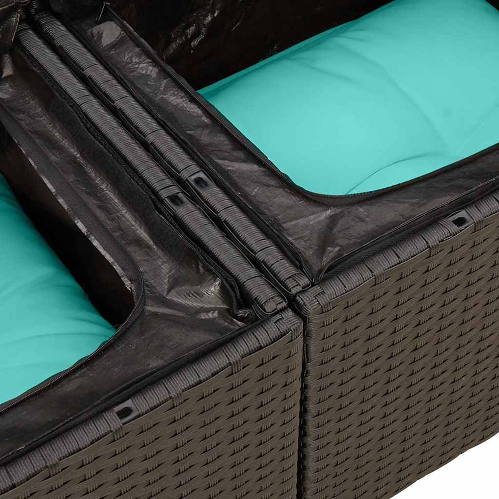 Outdoor-Aufbewahrungsbox aus Geflecht mit offenen Fächern, die zwei Kissen in Petrolblau enthält.