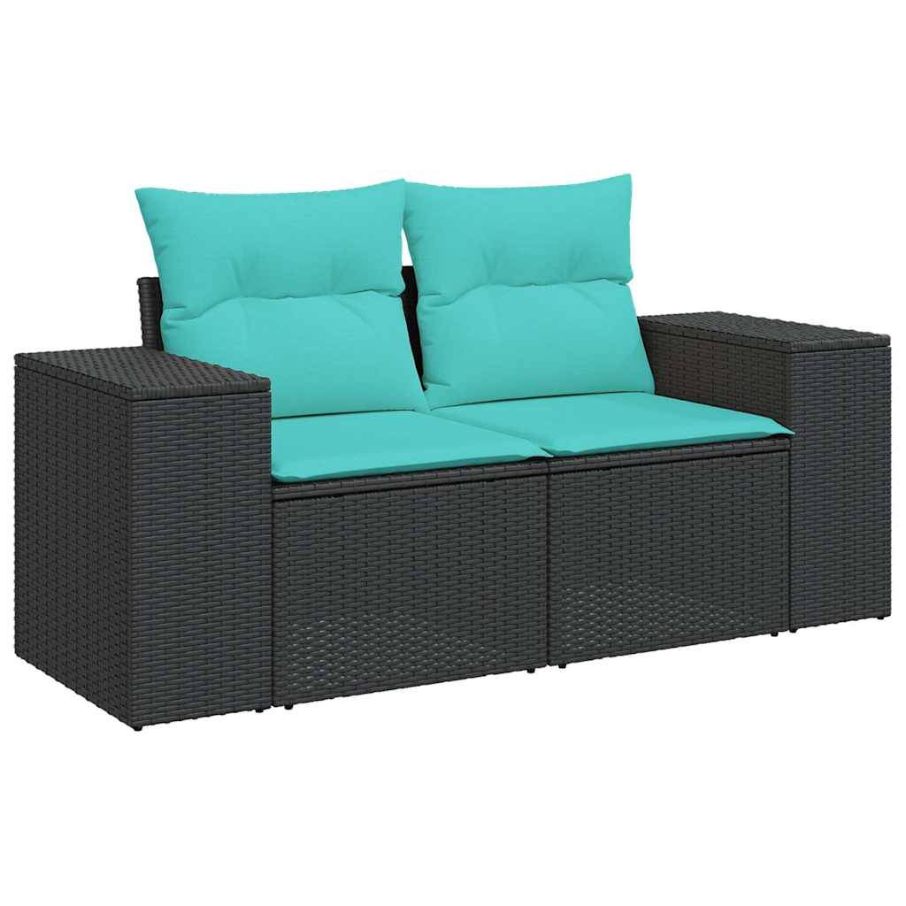 Ein dunkles Rattan-Outdoor-Zweisitzer-Sofa mit türkisfarbenen Kissen auf Sitz- und Rückenfläche, flankiert von breiten Armlehnen.