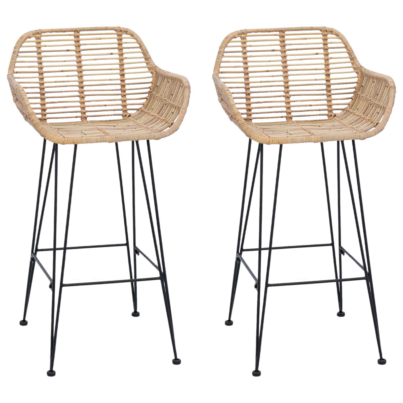 Zwei Rattan-Barhocker mit geschwungenen Rückenlehnen und schwarzen Metallfüßen stehen vor einem schlichten Hintergrund. Das Design ist modern und minimalistisch.