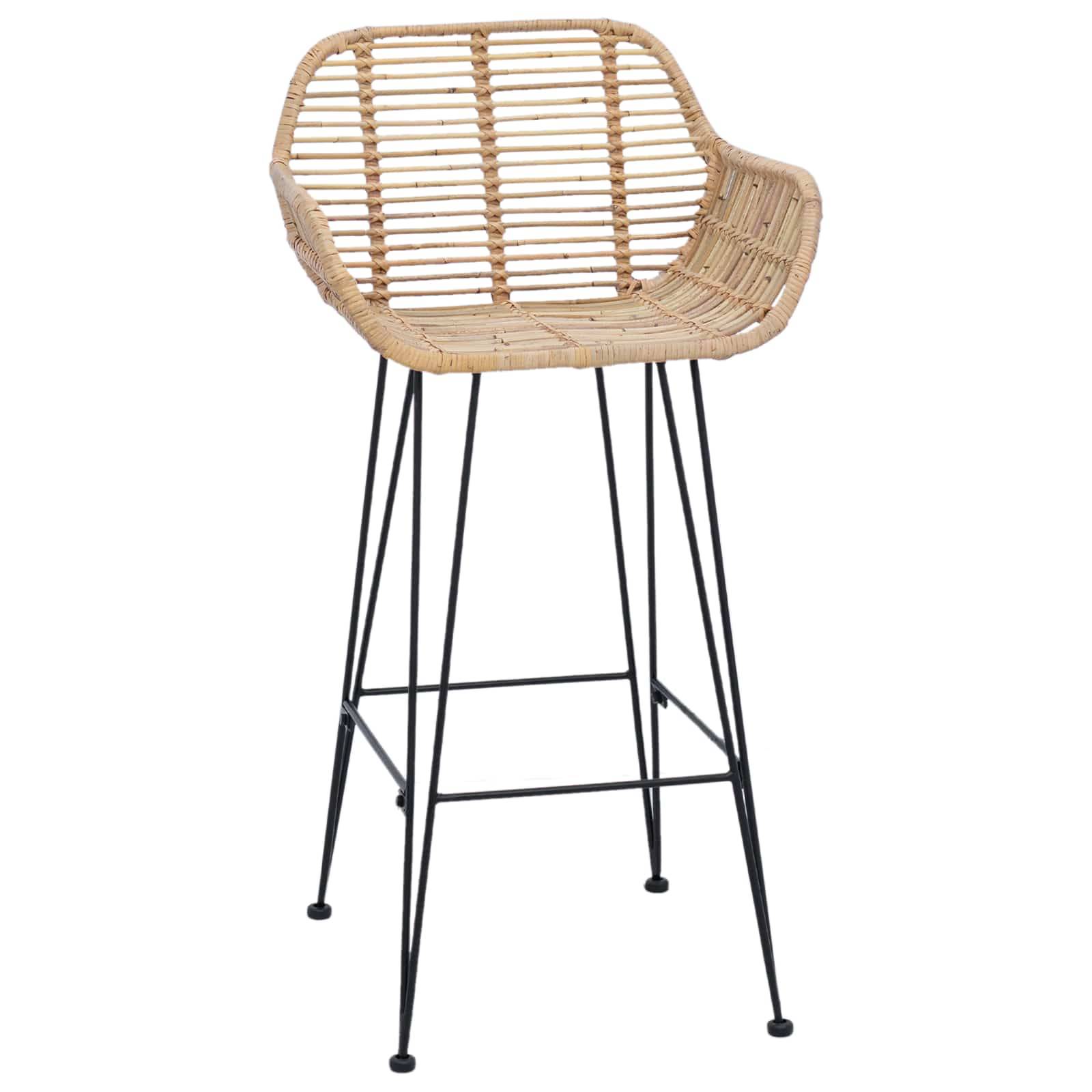 Ein hoher Barhocker mit einem Sitzplatz und Rückenlehne aus Flechtwerk, versehen mit einem schwarzen Metallgestell, geeignet für lässige Essenseinrichtungen oder Bardekors.