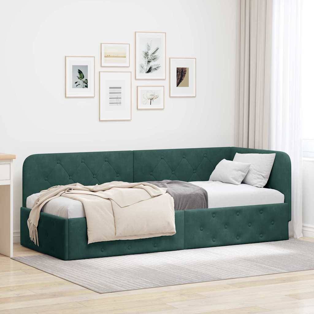 Ein grünes gepolstertes Tagesbett mit weißen und beigen Kissen, einer beigen Wurfdecke und einer Galerie von gerahmten Naturkunstwerken an der Wand darüber.