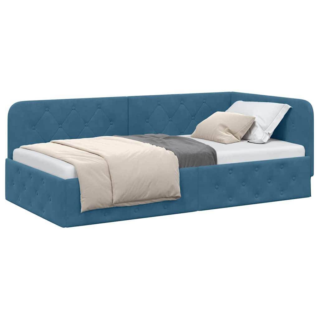 Ein blau gepolstertes Tagesbett mit gestepptem Design, ausgestattet mit weiß-grauer Bettwäsche. Das Bett verfügt über eine Eckenlehne für zusätzlichen Komfort.