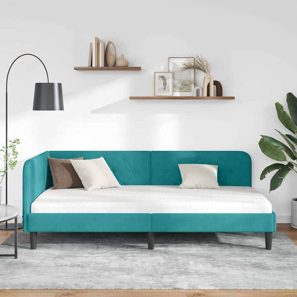 Blaues Polstersofabett mit weißen Kissen in einem modernen Wohnzimmer. An der Wand montierte Regale mit Dekogegenständen und Bodenpflanze im Blickfeld.