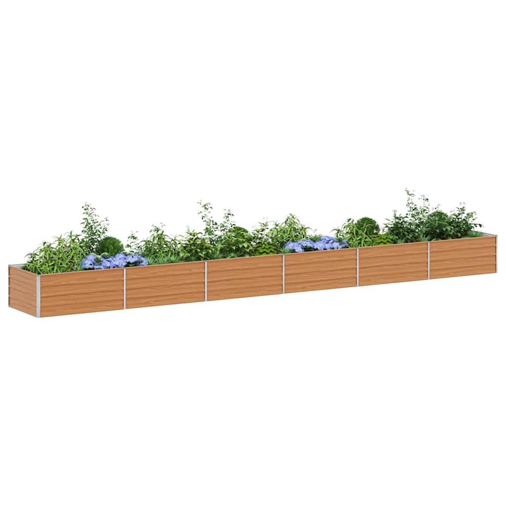 Eine lange Holzpflanzbox, gefüllt mit grünen Pflanzen und blauen Blumen, in einer ordentlichen Reihe angeordnet, die ein Gartenelement im Freien präsentiert.
