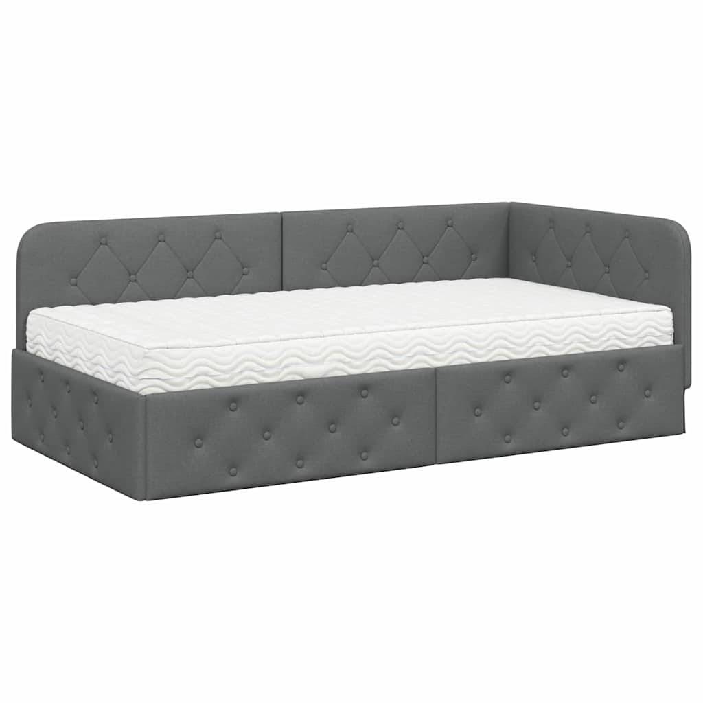 Ein grau gepolstertes Tagesbett mit Steppdesign verfügt über eine weiße Matratze. Das Bett hat ein modernes Design, das sich für einen kleinen Raum eignet.