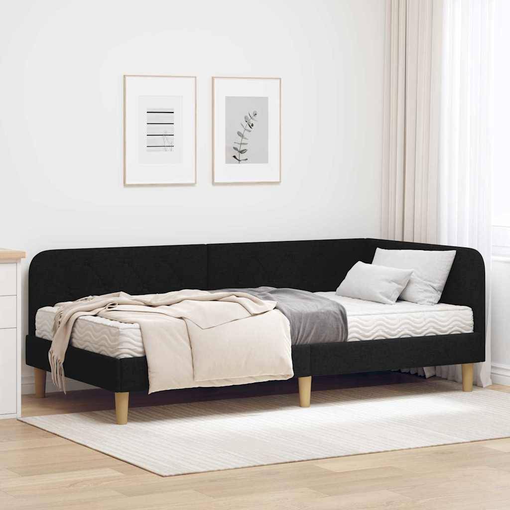 Ein gemütliches Schlafzimmer mit einem schwarzen Bett, das mit grauen und beigen Bettwäsche bezogen ist, zwei Wandkunstwerken über dem Bett und einem weichen Teppich auf dem Boden.