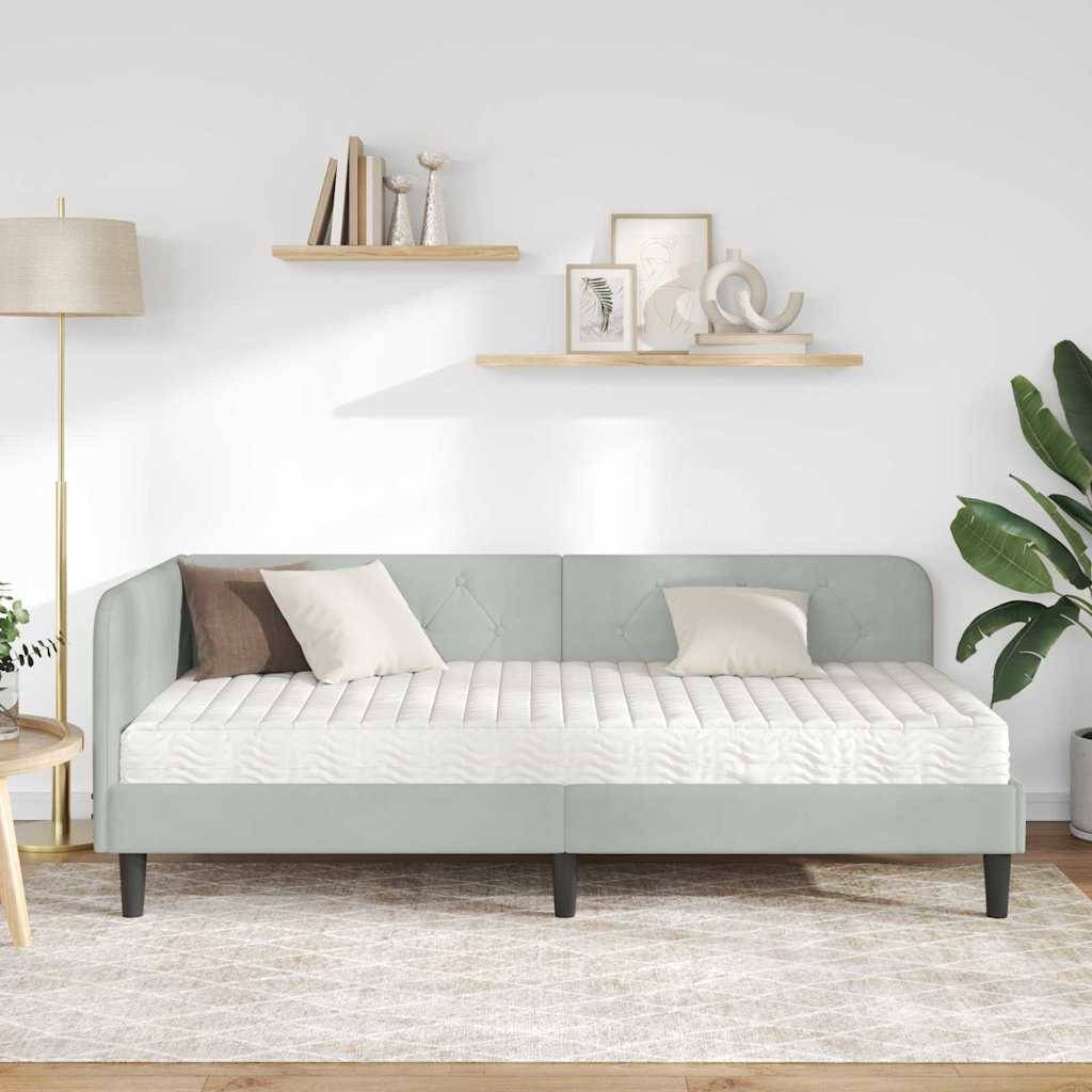 Ein modernes Schlafzimmer zeigt ein minimalistisches Bett mit einer blassen Steppdecke, zwei Kissen, einem Holznachttisch mit einer Lampe und dekorativen Wandregalen.