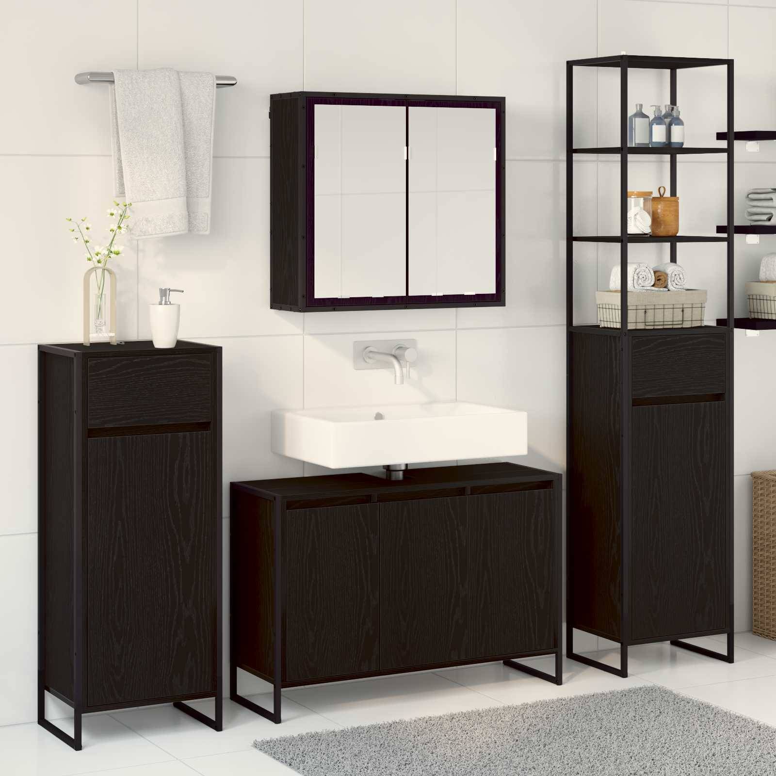 Modernes Badezimmer mit eleganten schwarzen Schränken, einem weißen Waschbecken, einem Spiegelschrank und einem Regalelement. Minimalistisches Design mit dekorativen Akzenten.