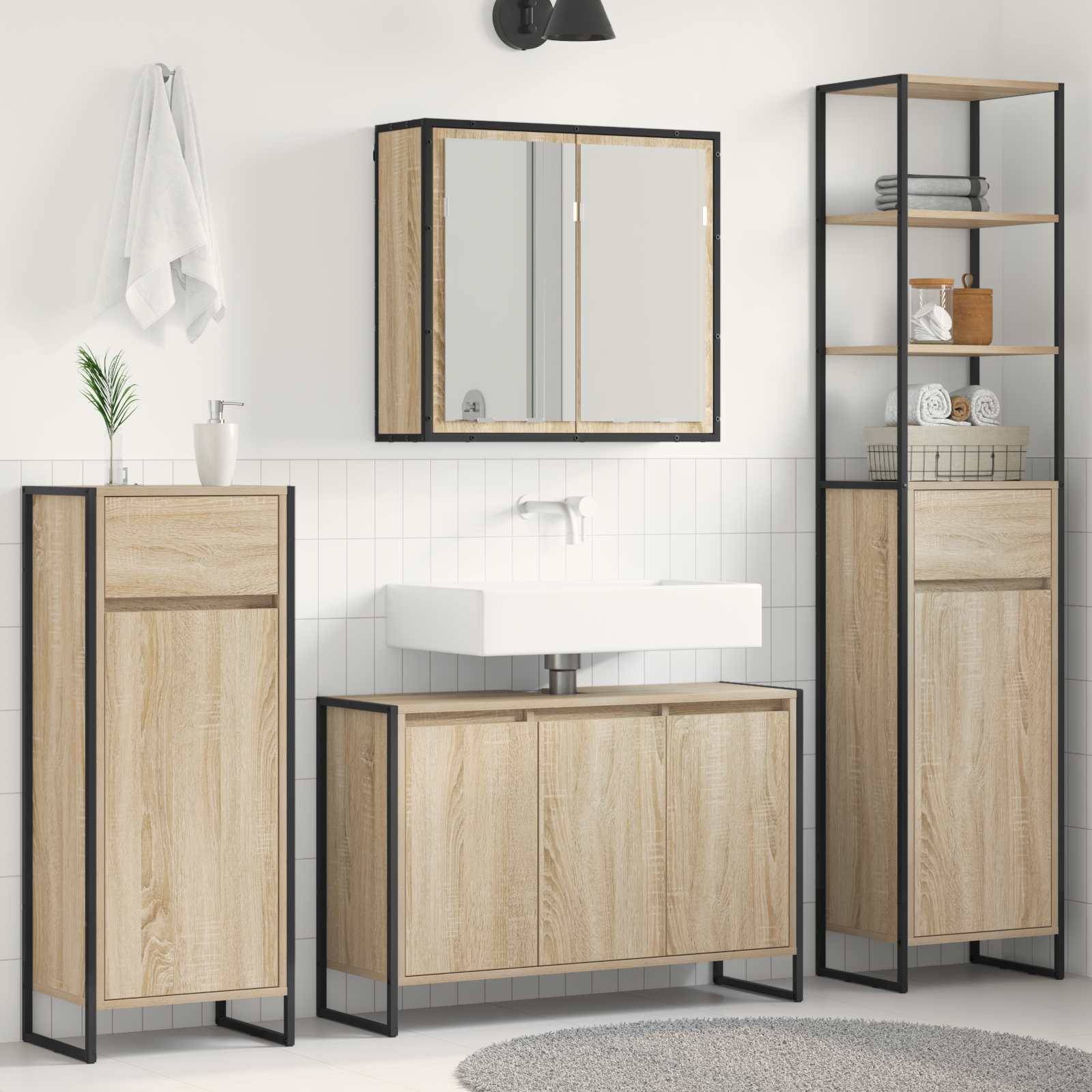 Modernes Badezimmer mit hellholzfarbenen Schränken, schwarzen Metallelementen und einem weißen Waschbecken. Wandmontierter Spiegel und Ablageregale mit Handtüchern.