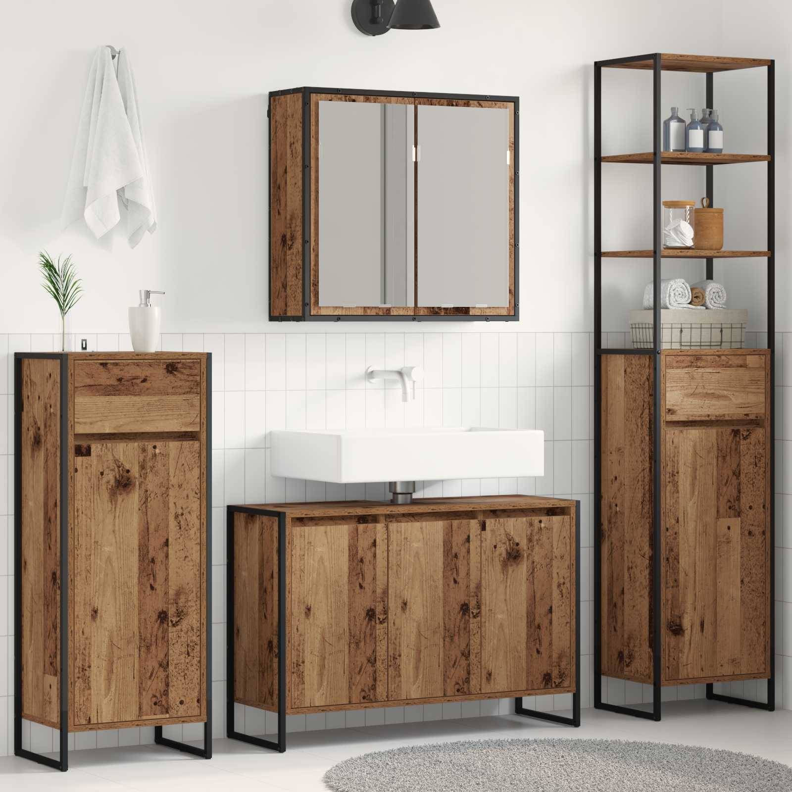 Badezimmer mit moderner Holz- und Metallmöblierung, einschließlich Waschbeckenunterschrank, hoher Regalsäule und Spiegelschrank. Weiß geflieste Wände.