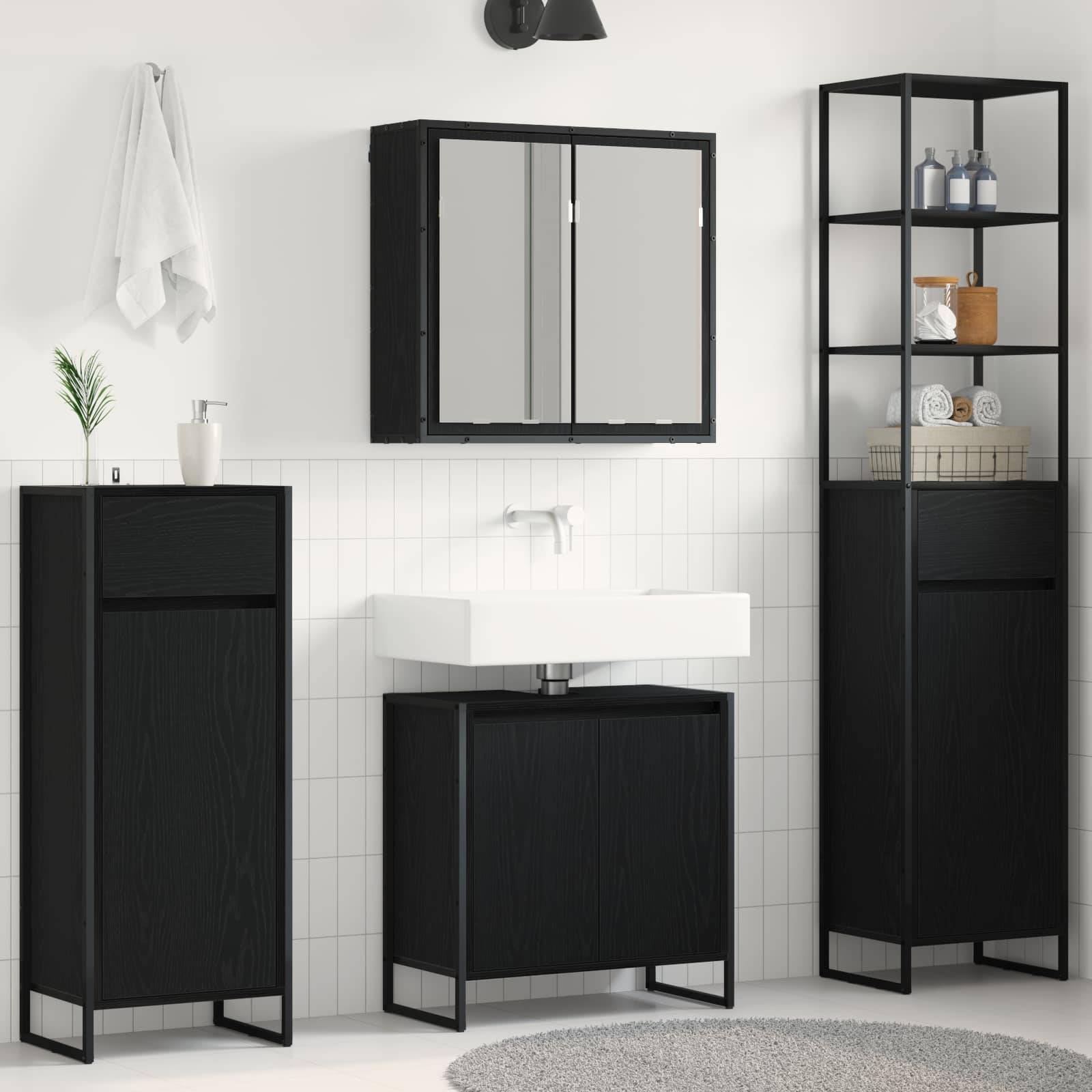 Modernes Badezimmer mit schwarzer Möblierung. Zu den Ausstattungsmerkmalen gehören ein Waschbecken mit einem schwarzen Schrank, hohe Regale mit Dekorationselementen und ein Spiegelschrank.