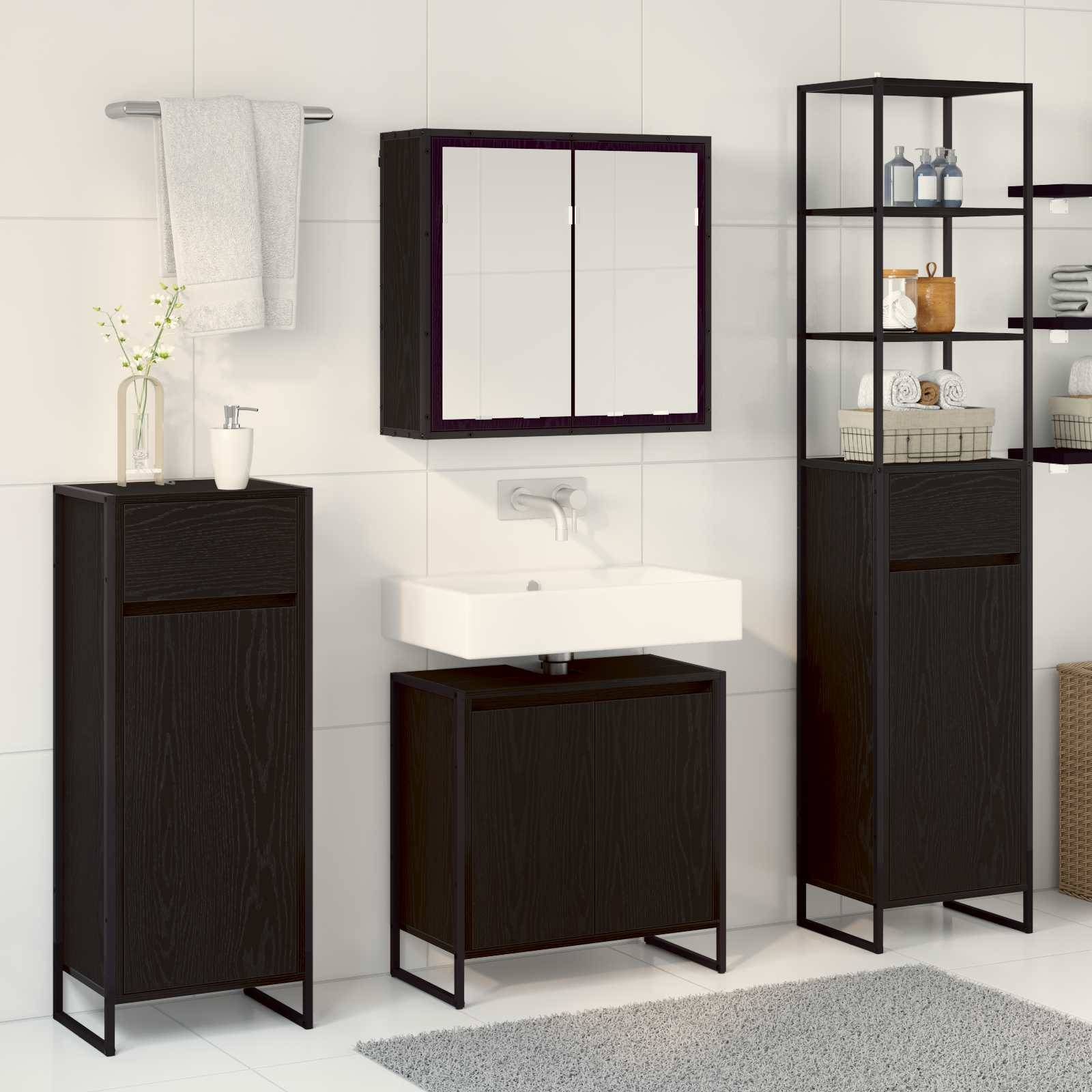 Modernes Badezimmer mit dunklen Holzschränken, einem weißen Waschbecken, einem Spiegelschrank, einem Handtuch und Regalen mit Dekoration. Klares, minimalistisches Design.