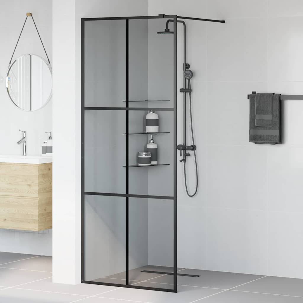 Ein modernes Badezimmer mit einer Duschkabine aus Glas, Rasterdesign in Schwarz und Metallarmaturen. Ein rundes Spiegel hängt über einem Holzwaschtisch.