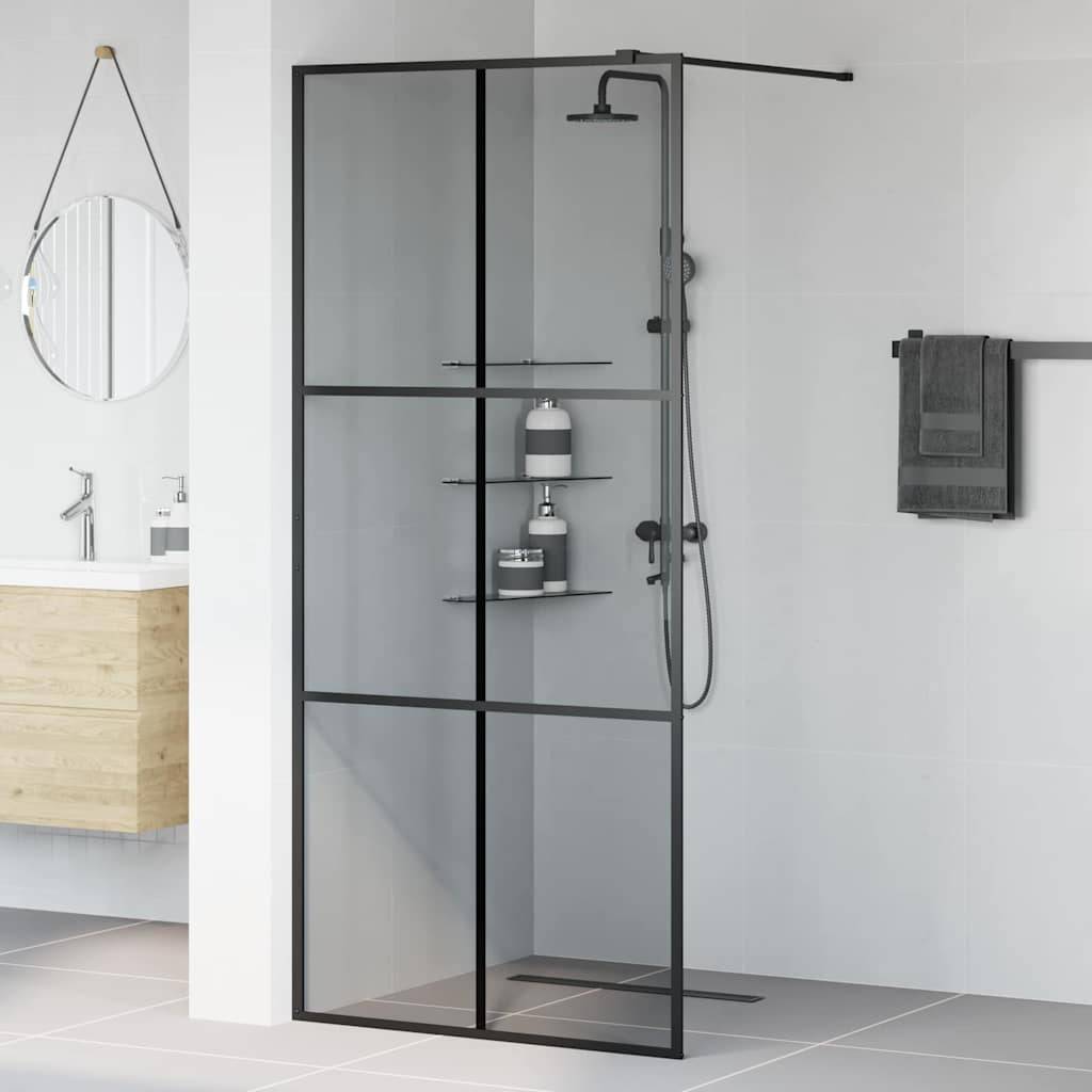 Ein modernes Badezimmer mit einer Duschkabine aus Glas mit schwarzen Metallrahmen. In der Nähe ein Holzschrank mit einem Waschbecken und einem runden Spiegel.