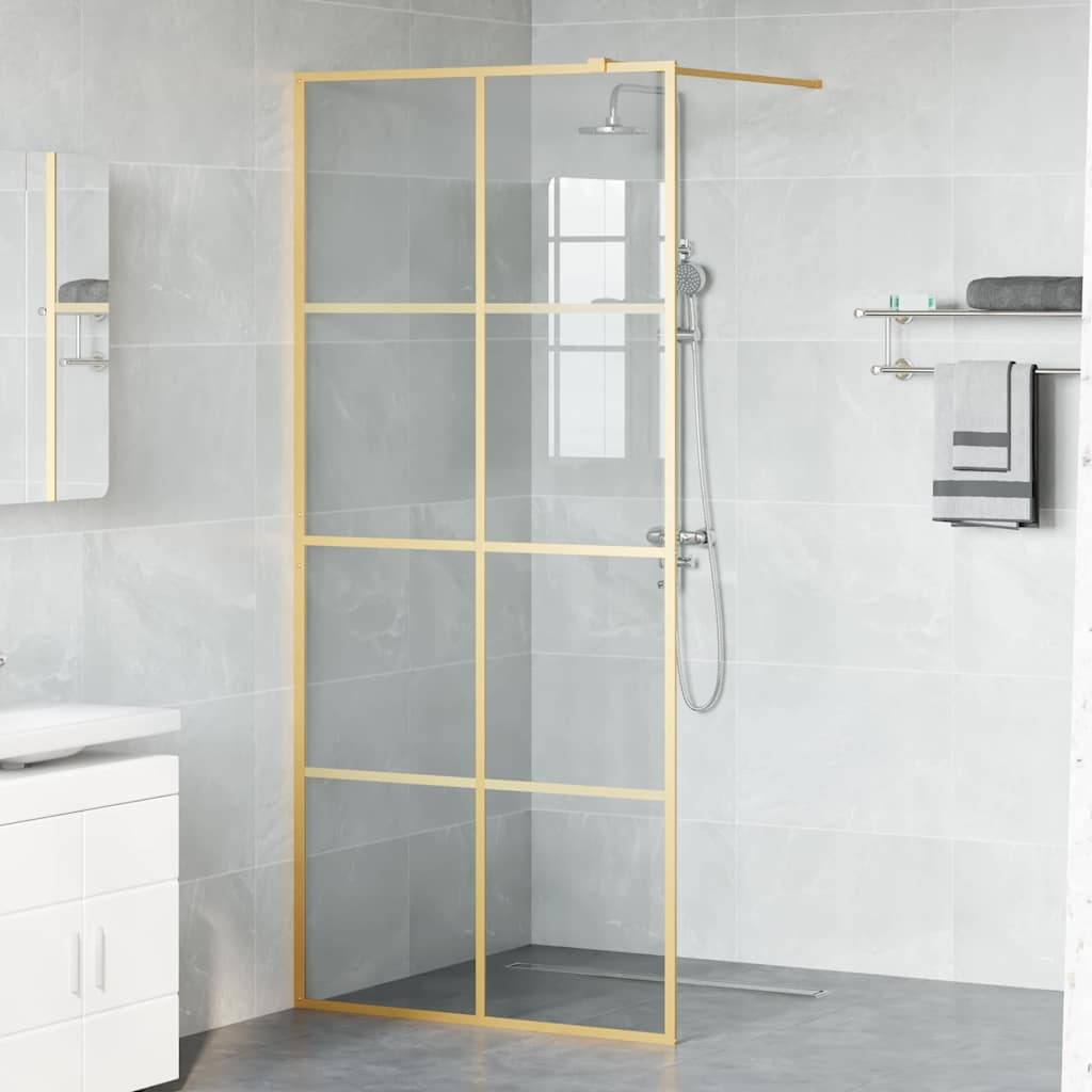 Ein modernes Badezimmer präsentiert eine bodenebene Dusche mit elegantem Goldrahmen, gefliesten Wänden und einem Handtuchhalter neben einem Waschtisch mit Spiegel.
