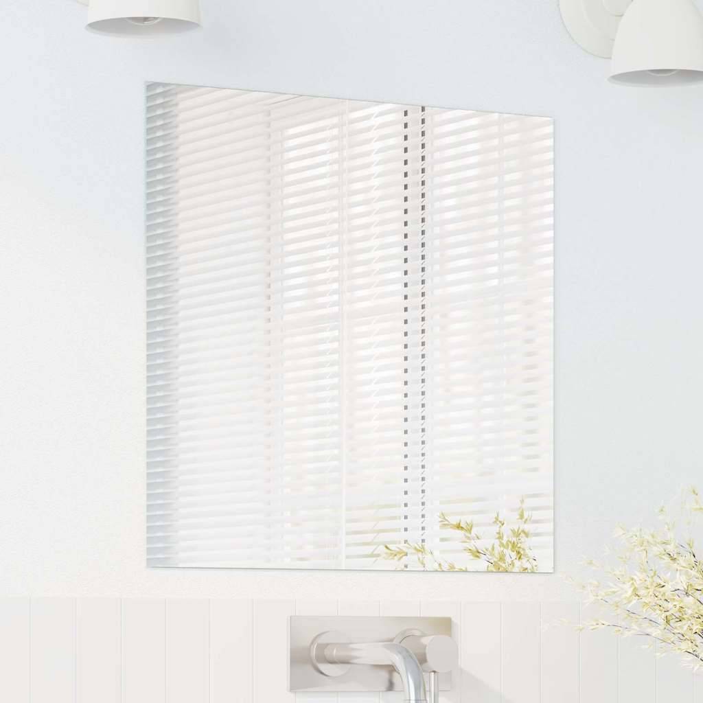 Ein modernes, minimalistisches Badezimmer mit einem rechteckigen Spiegel, der gestreifte Jalousien reflektiert. Weiches weißes Licht und ein Chrom-Wasserhahn sind sichtbar.