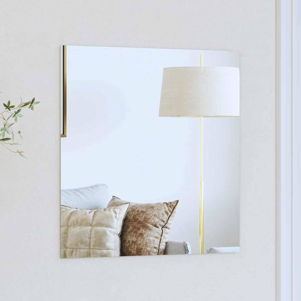 Ein schlichter, moderner Wohnraum mit einem quadratischen Spiegel, der eine beige Lampe und zwei Kissen auf einem Sofa reflektiert, mit einer kleinen Pflanze in der Nähe.