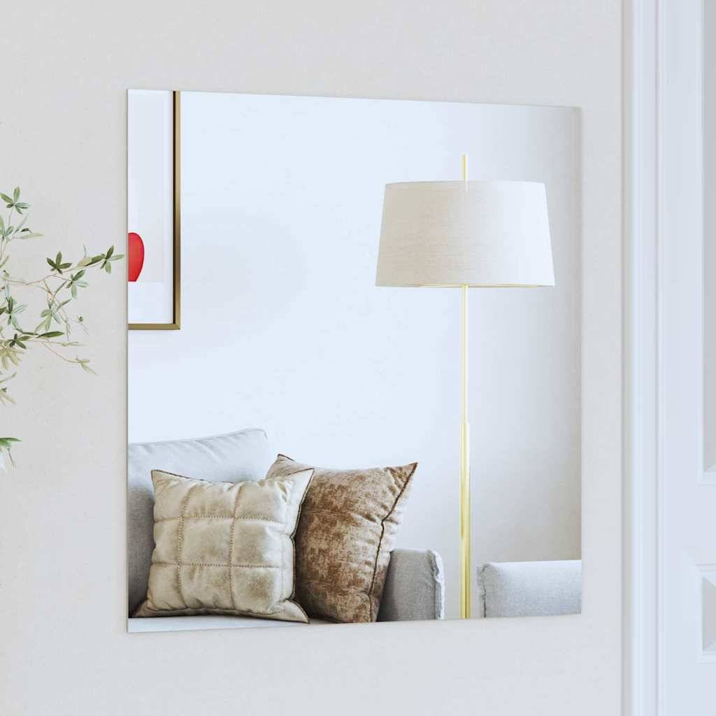 Quadratiger Spiegel, der ein modernes Wohnzimmer reflektiert, mit einem beigen Sofa, dekorativen Kissen und einer Stehlampe. Eine Pflanze ist auf der linken Seite sichtbar.
