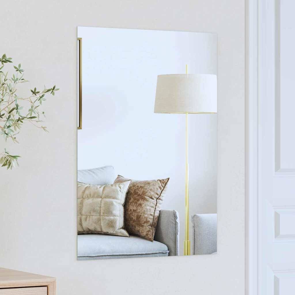 Eine Stehlampe mit einem beigen Lampenschirm spiegelt sich in einem Spiegel über einem kleinen Tisch mit einer Blumenvase, neben einem Sofa mit Kissen.