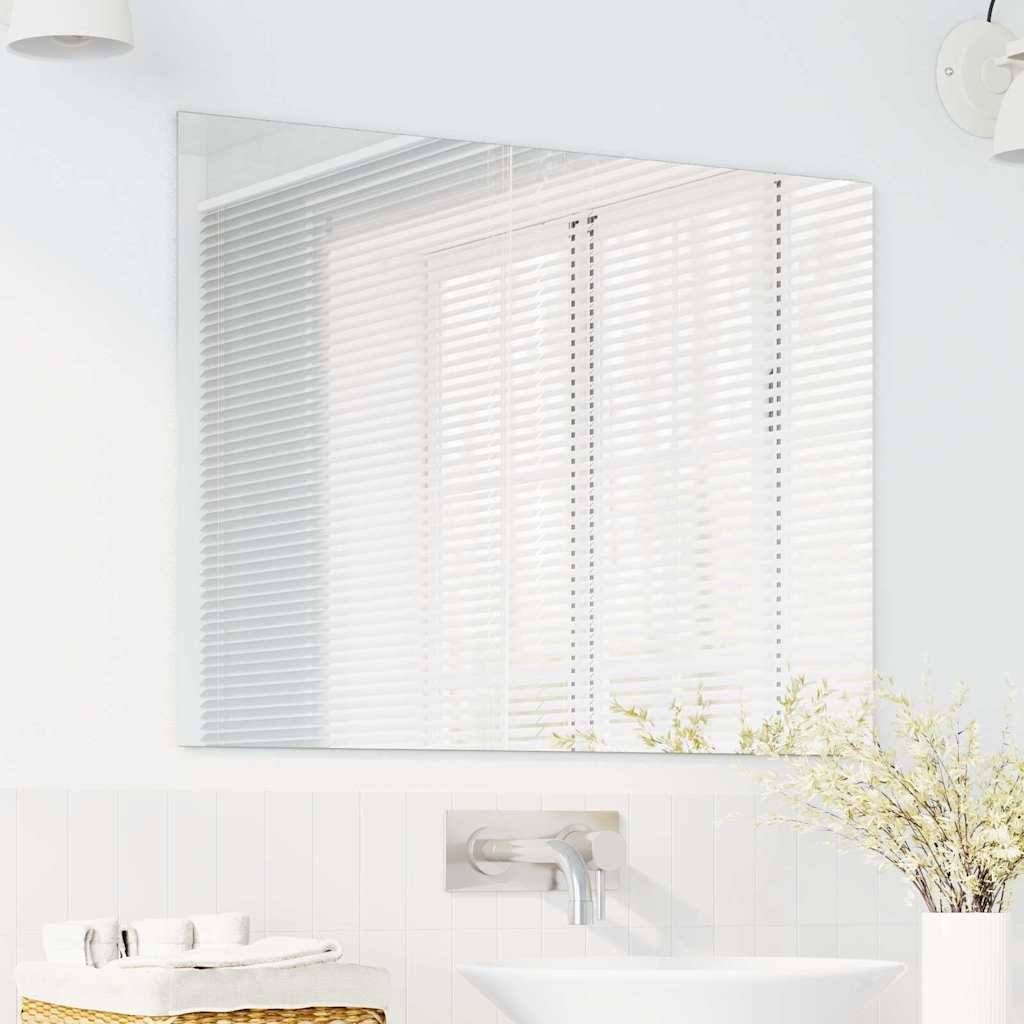 Ein modernes Badezimmer mit einem weißen Waschbecken, einem eleganten Chrom-Wasserhahn, einem Spiegel, der Jalousien reflektiert, und einer Topfpflanze auf der Arbeitsplatte.