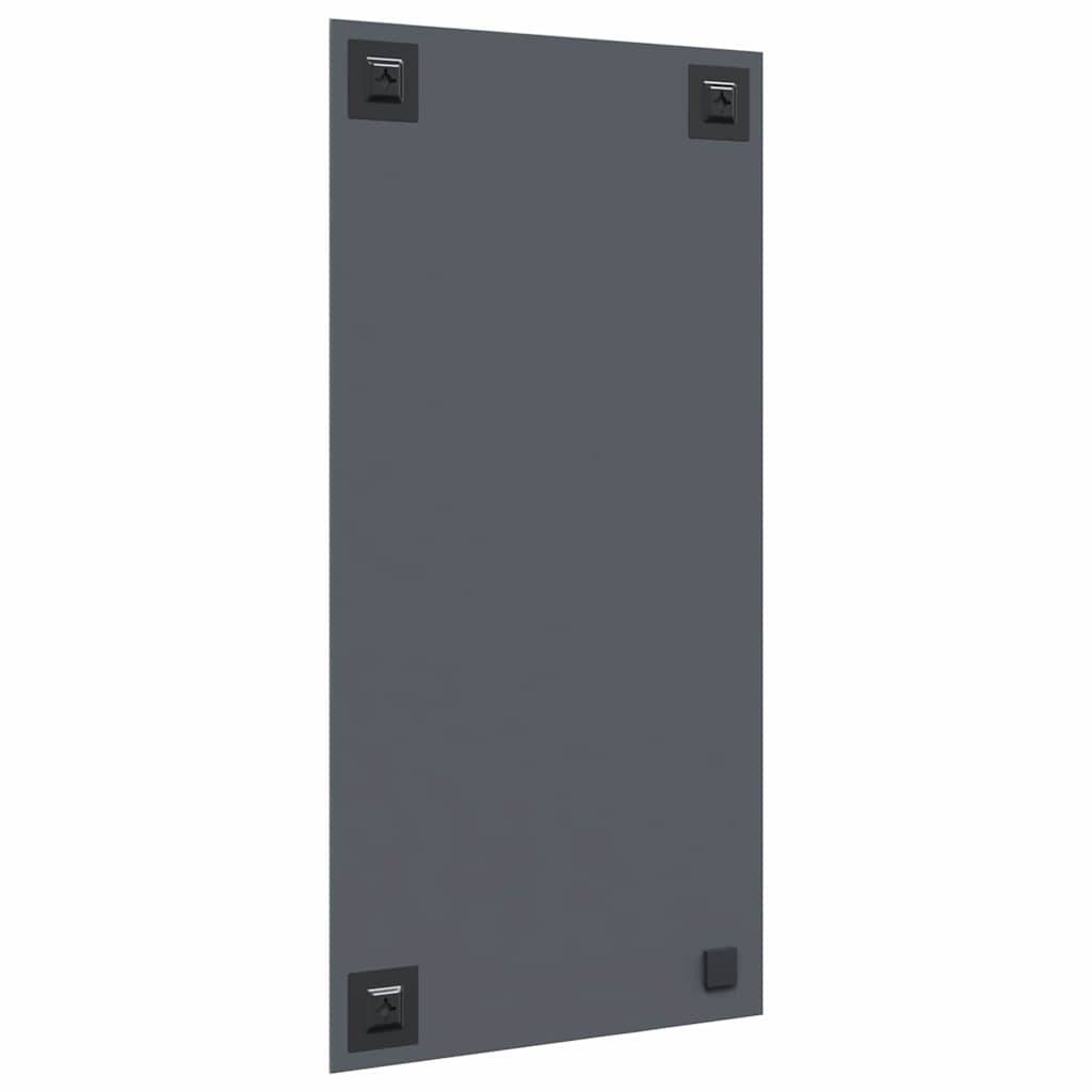 Ein dunkles, rechteckiges Panel mit vier Eckklammern und einem kleinen quadratischen Element in der Nähe der unteren rechten Ecke vor einem weißen Hintergrund.
