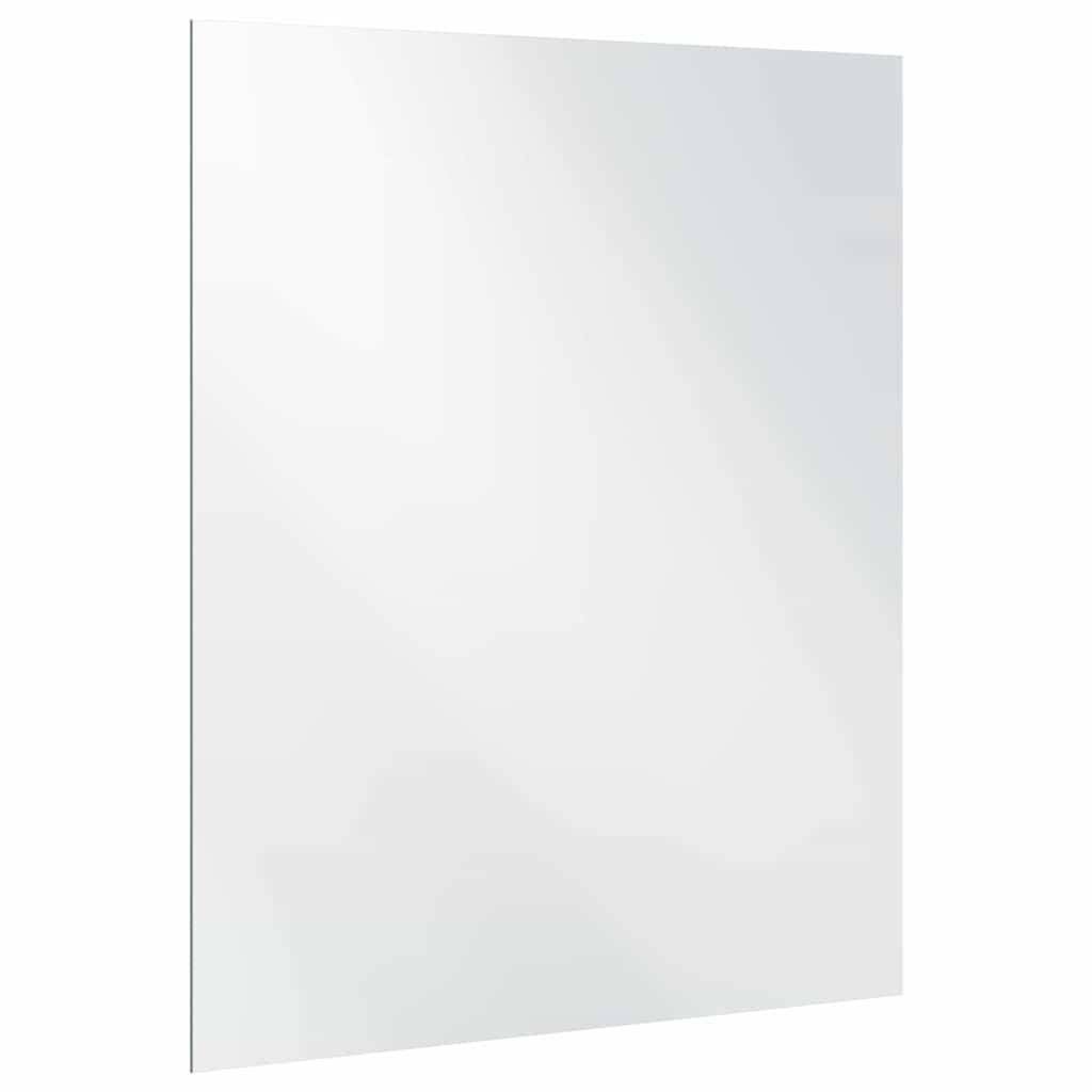 Ein schlichter rechteckiger Spiegel vor einem weißen Hintergrund, der eine leere Fläche reflektiert.