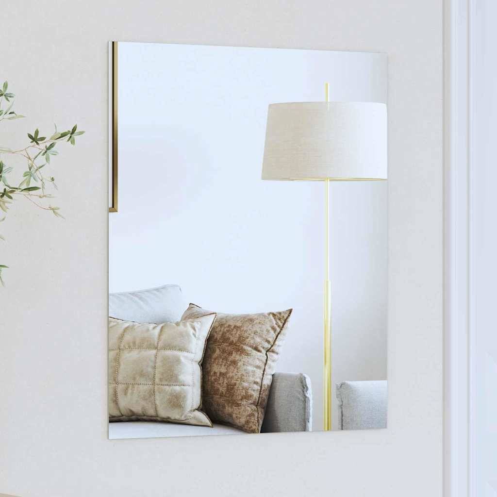Ein Sofa mit beigen und braunen Zierkissen spiegelt sich in einem Wandspiegel wider, zusammen mit einer hohen Stehlampe mit einem cremefarbenen Lampenschirm.