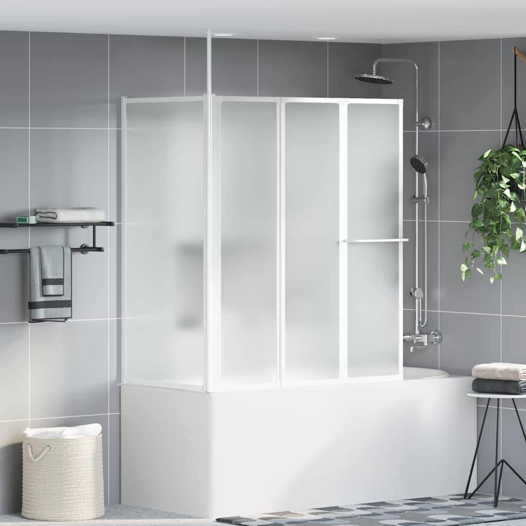 Ein modernes Badezimmer verfügt über eine bodengleiche Dusche mit matten Glasscheiben, einem silbernen Duschkopf und einem Regal für Toilettenartikel.