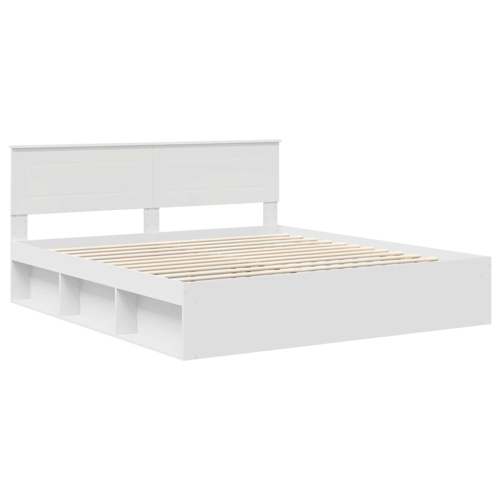 Ein weißer Holzbettrahmen mit einem Kopfteil, Aufbewahrungsregalen an beiden Seiten und Holzlatten quer in der Mitte.