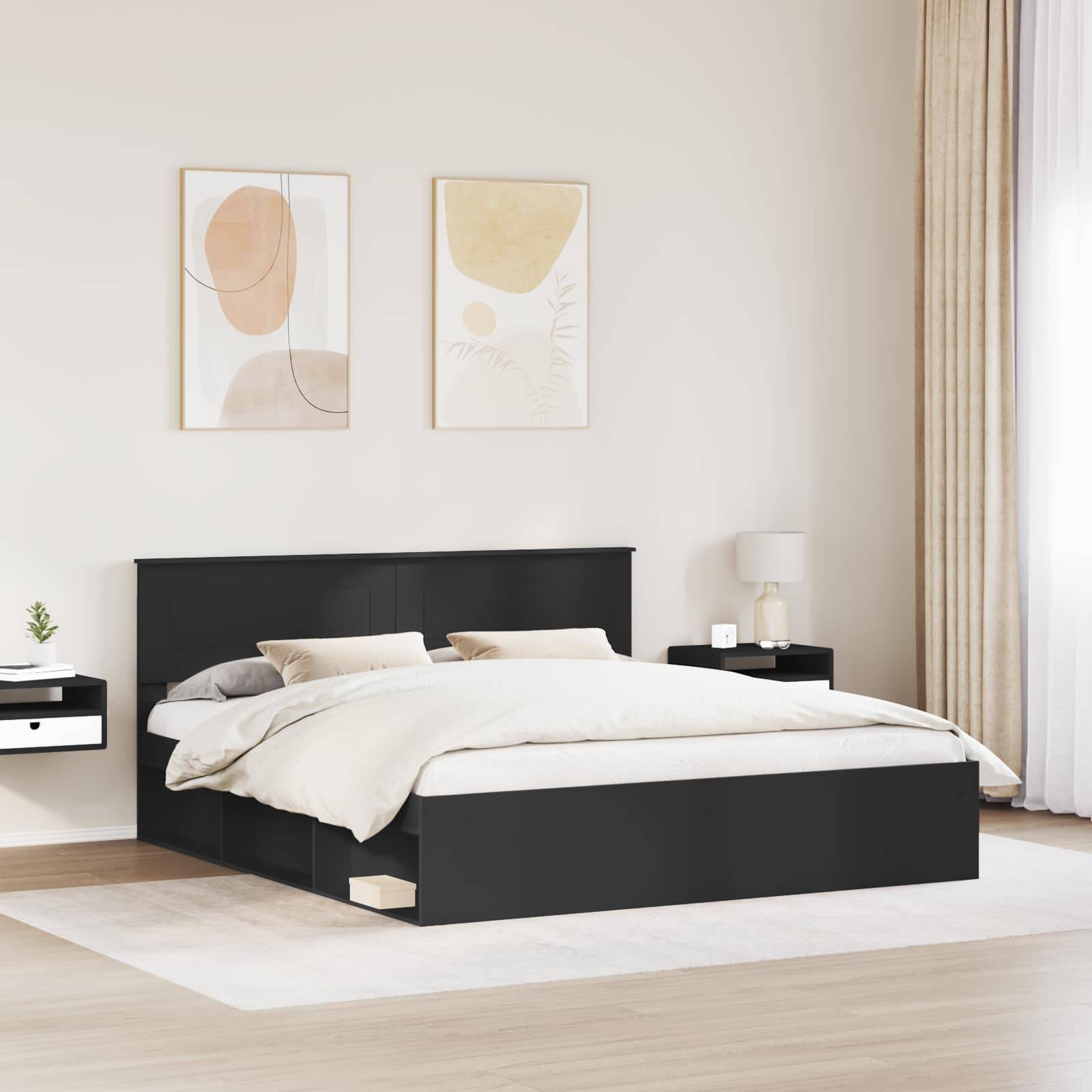 Modernes Schlafzimmer mit einem schwarzen Bett, weißer Bettwäsche, schwebenden Nachttischen, abstrakter Kunst über dem Bett und einem großen Fenster mit Vorhängen.